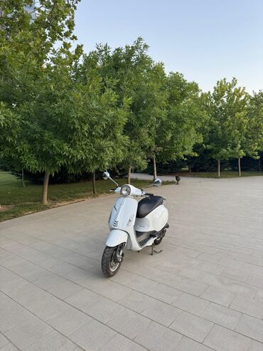 Mopedlər,skuterlər: Ağ rəngli şəhər skuterı - Korpus: klassik retro dizayn, ağ rəng, xrom — 2