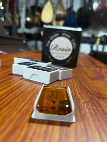 Kanifol: Skripka, viola və violonçel kimi simli alətlər üçün nəzərdə tutulmuş — 1