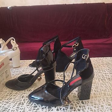 37: Qadın üçün dəbli ayaqqabılar - Model: Qara laklı və zərif — 1