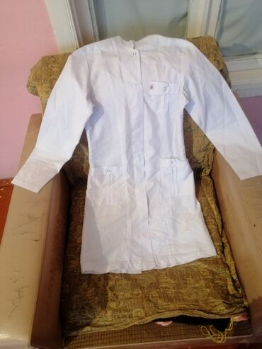 Tibbi geyim: Salam aleykum Ağ rəngde az geyinilmiş tibbi xalatlar ve başqa tibbi — 14