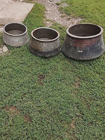 plov arabası: Böyük ölçülü mis qazananlar.3ədəd qazan müxtəlif ölçülərdə.Ən böyük — 2