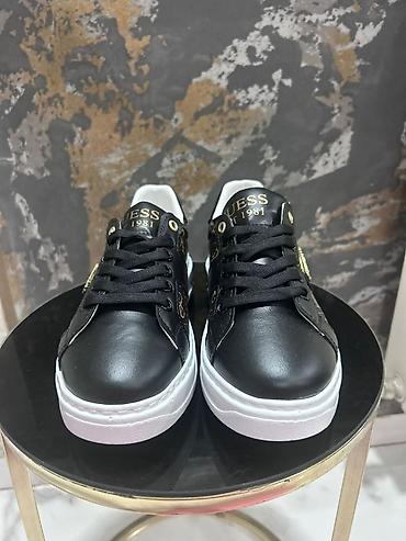 Patike: Predobre patike 
Vel 36 do 40 
Cena 4500 din — 6