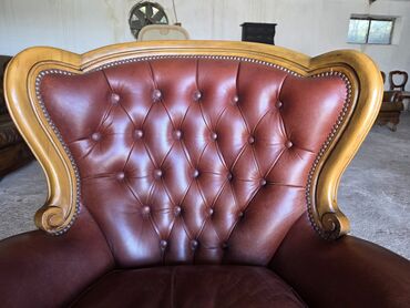 Stilske fotelje: Klasična fotelja od pune kože sa drvenim ramom - Tip: duboka salonska — 9