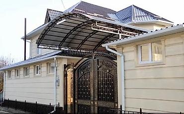 Продажа коттеджей и домов: Продаётся частный дом с просторным двором и навесом. Основные — 1