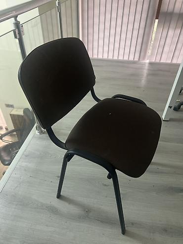 Ofis stulu – yumşaq oturacaq və bel hissəsi, qara parça üzlük. -