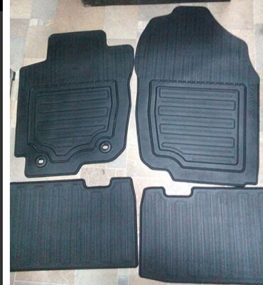 Аксессуары для авто: Продаю оригинальные фирменные новые коврики резиновые Toyota Rav4