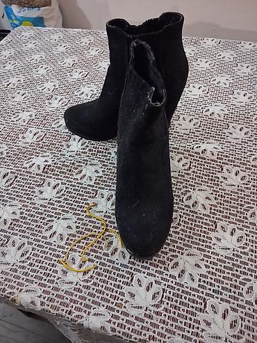 domyos helanke: Ženske crne ankle čizme na punu petu. - Model: kratke čizme do članka — 2
