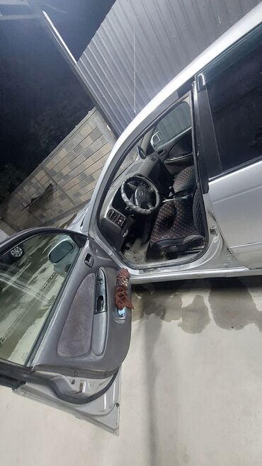 Toyota: Toyota Avensis: 1999 г., 1.6 л, Механика, Бензин, Седан