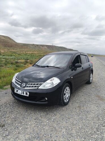 задняя фара в багажник ниссан примера р11: Nissan Tiida – qara rəngli, 5 qapılı hetçbek. Xarici: - Geniş xrom