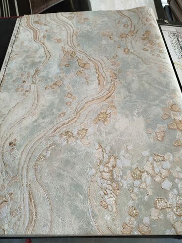 ev aboylari 2022: Dekorativ divar kağızı – teksturalı və parıltılı naxış - Dizayn