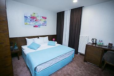 yeni əmlak: Otel satllr. İnqlabda Dord mərtəbəli 1700 kv 30 otagll Otel satllr — 1