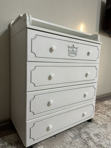 стенка в детскую со столом: Бала үчүн комод, Бөбөктөр үчүн кийим алмаштыруучу үстөлү бар, ЛДСП, түсү - Ак