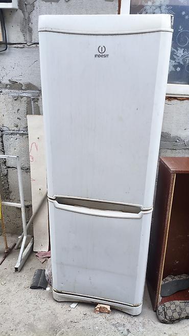 Холодильник Indesit с нижней морозильной камерой. Особенности: -