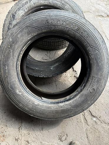 Шины: Комплект грузовых шин (2 шт.) - Размер: ориентировочно 295/60 R22.5 — 10