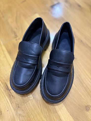 amor: Qara loafer ayaqqabı - Stil: Klasik penny loafer dizaynı, üst hissədə — 5