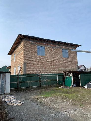 Продажа коттеджей и домов: Продаётся двухэтажный кирпичный дом с закрытым двором и навесом. В ж/м — 14