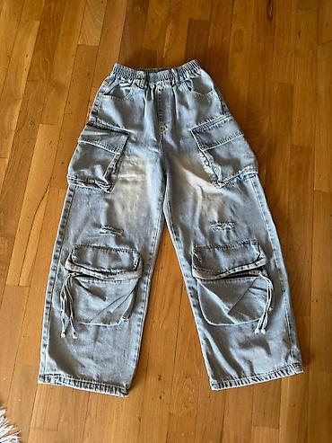 iş forma: Geniş kəsimli, açıq göy rəngli denim kargo şalvar. Biri 50 manata — 1