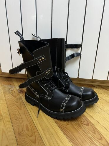 туристические мужские ботинки: Qara unisex ağır stil botlar.Yenidir.Heç geyinilmeyib.(Hediyye olunub
