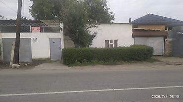Продажа коттеджей и домов: Продается два небольших дома, площадью 80 КВ.м. На большом участке — 22
