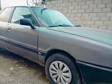 талас ауди: Автомобиль в сером цвете с седанообразным кузовом, припаркованный на