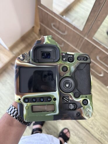 Fotokameralar: Canon EOS-1D X Mark III professional DSLR gövdə. Canon 24-70mm F2.8 — 9