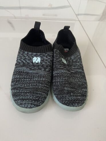 Patike: Komplet dečije obuće koji uključuje bele sportske patike sa čičak — 9