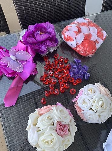 dekor kəpənək: Dekorativ toy/nişan bəzək dəsti…. Tərkibi: - 2 ədəd süni gül topu (ağ — 1