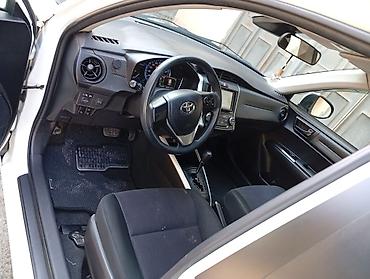 bort baqaj: Toyota Corolla Fielder Hybrid, ağ rəng, universaI kuzov. Texniki — 1