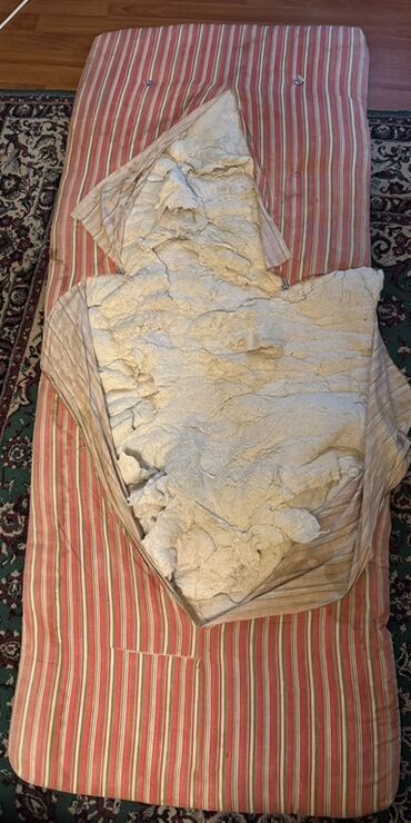 бу крават: Уктоого арналган матрас, Колдонулган, Бир кишилик, Пружинасыз, Кагазпахта, Жумшак матрацтар, Өзү алып кетүү