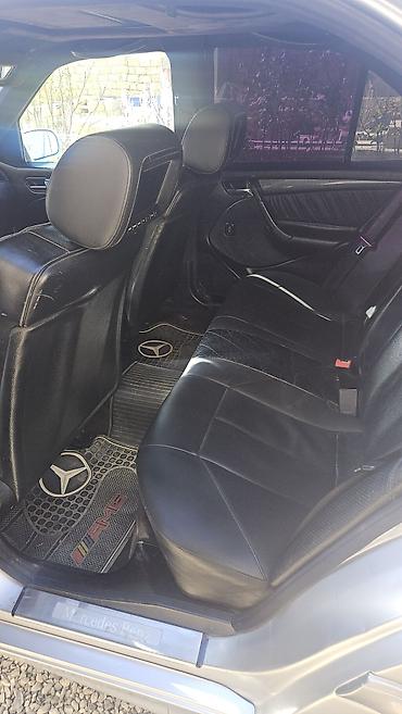 w202 rezin: Mercedes‑Benz sedan Xüsusiyyətlər: - Kuzov: sedan, gümüşü rəng - — 4