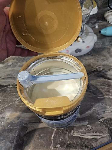 Qida məhsulları: Frisolac Gold 1 körpə yemi tozu. Üzərindən 4 qaşıq istifadə olunub — 3