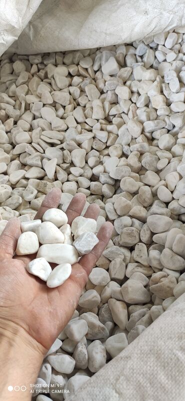 Dekorativ daşlar: Ağ daşlar.Dekorativ Ağ daşlar Təbii daşlardır.kiçik orta və böyük — 16