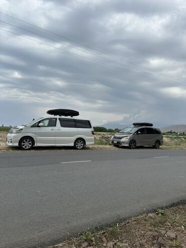 гостиница в районе политеха: Серый минивэн Toyota Estima с вместительным багажником на крыше