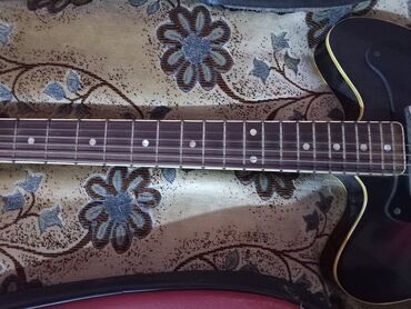 CD, DVD disklər və kassetlər: Elektron gitara