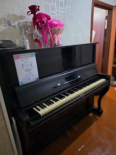 klas 6: Upright pianino – klassik qara korpuslu, dekorativ oyma ön paneli ilə — 2