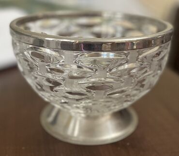 Канцтовары: Kəsimli şüşə qab – metal ayaqlıq və kənar haşiyə ilə - Material