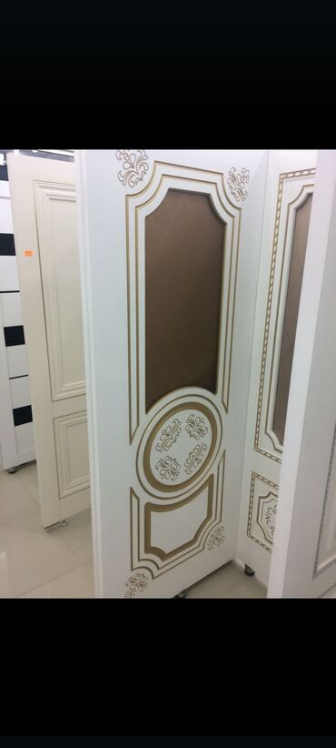 Otaq qapıları: Ağ rəngdə, klassik üslubda qapı. Qapının üzərində zərif oymalar var — 8