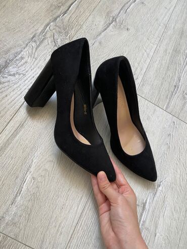 чёрные туфли на каблуке: Туфли 37, цвет - Черный