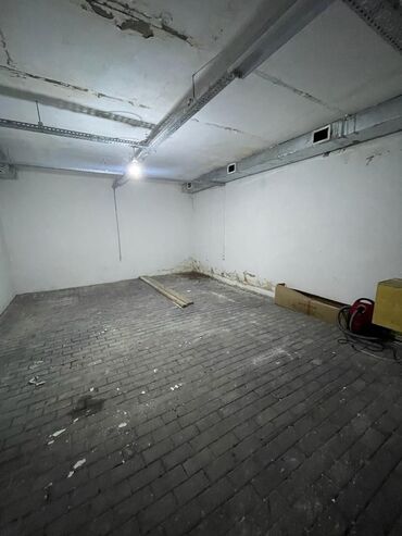 Kirayə qaraj: 236 nömrəli məktəbin qabağı. İşlək və mərkəzi küçədir. Yola baxır. Hər — 8
