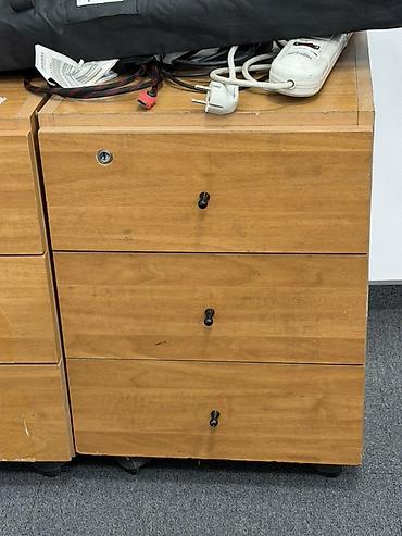 Офисные столы: Офисный письменный стол из ЛДСП, цвет — тёплый бук/вишня. - Прямая — 9