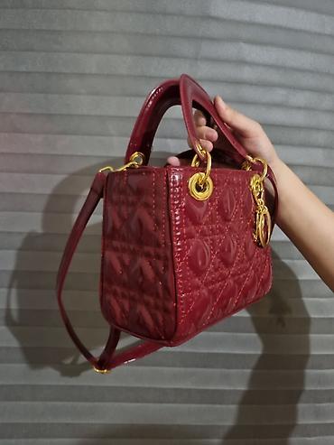 dior lady: Сумка ручной работы в стиле Lady Dior, бордовая, лакированная кожа. - — 1