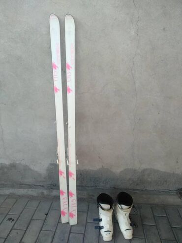 лыжи для фрирайда: Продаю ботинки для лыж. 37-38 размер. В подарок лыжи. Цена 4000 сом