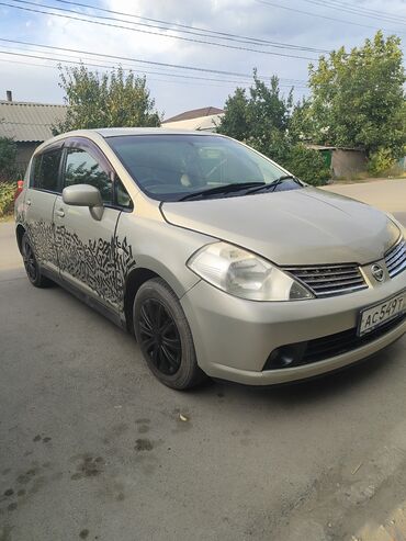 дом на колесо: Nissan Note, 5‑дверный хэтчбек серебристого цвета. - Внешность