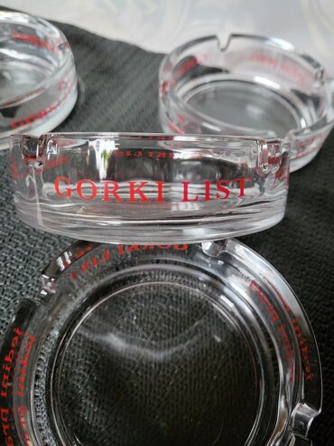 Čaše: Pepeljare 1 nove gorki list. Nove pepeljare pakovanje po dve. Cena za — 13