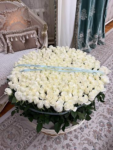 военый форма: Большая композиция из белых роз в корзине. - Около 303 бутонов белых — 1