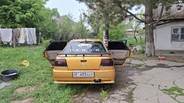 купить авто в рассрочку: Автомобиль Nissan Cefiro, окрашенный в золотистый цвет. Задние двери