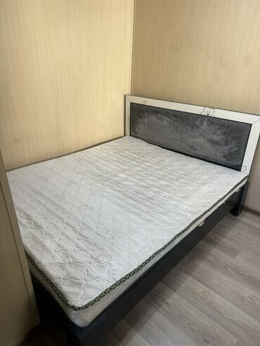 двуспальная кровать с матрасом: Двуспальная кровать, С матрасом, длина - 200 см