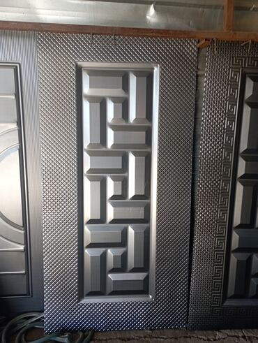 Откатные ворота: Элегантные кованые ворота черного цвета с изящными золотистыми — 31