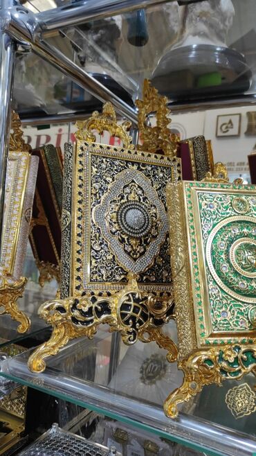 Dini kitablar: .Demir quran qablari 80 manatdan baslayir. Plastik quran qablâri 50 — 8