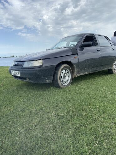 VAZ (LADA): Qara rəngdə olan Lada markalı sedan avtomobili. Avtomobil gündəlik